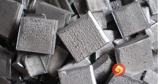 5月期鎳連續(xù)第三個(gè)月下跌，周四觸及去年6月來(lái)最低水準(zhǔn)每噸8,810美元，今年迄今下跌12%，是跌幅最大的主要基本金屬。